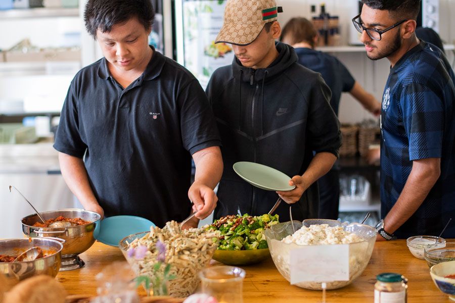 Tre gutter tar seg mat i en lunsjpause