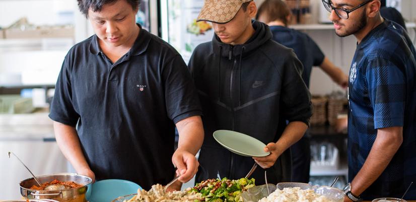 Tre gutter tar seg mat i en lunsjpause