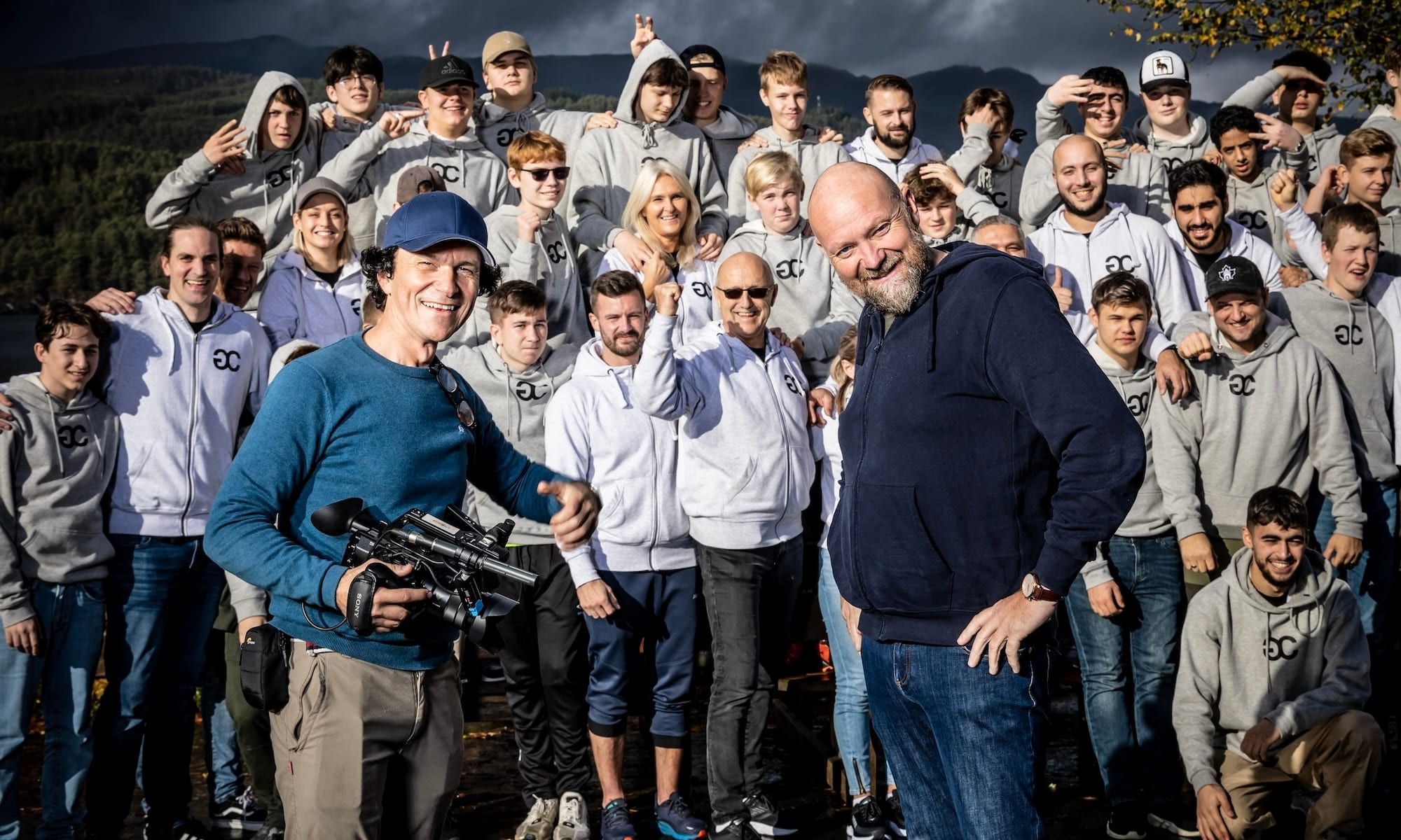 Gruppebilde av filmskaperne Ronny Kristoffersen og Nils Wærstad sammen med Guttas Campus-staben og gutter som deltok på læringscampen hvor opptakene ble gjort.