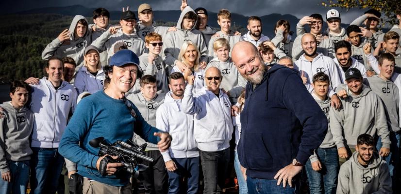 Gruppebilde av filmskaperne Ronny Kristoffersen og Nils Wærstad sammen med Guttas Campus-staben og gutter som deltok på læringscampen hvor opptakene ble gjort.