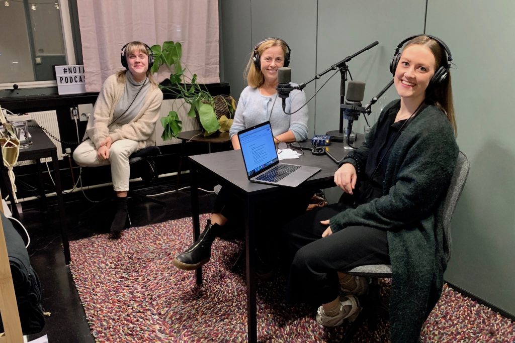 Innspilling av siste episode i Vrang produksjons studio i Oslo. Fra venstre produsent Elise Vatsvåg, Inger Elise Iversen og programleder og journalist Karoline Marie Enoksen.