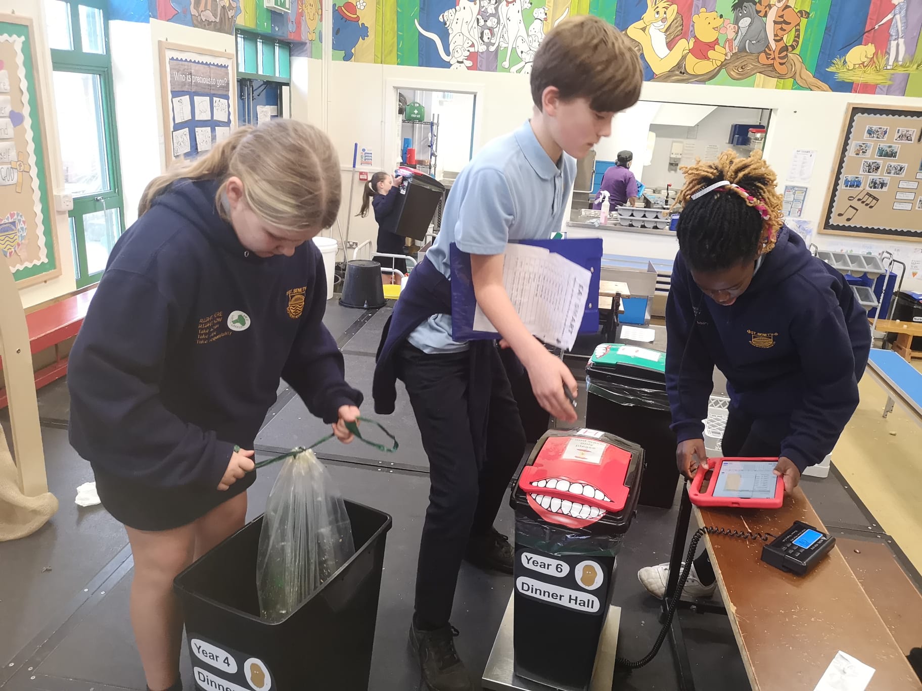 Tre barn tømmer store sorte søppelspann