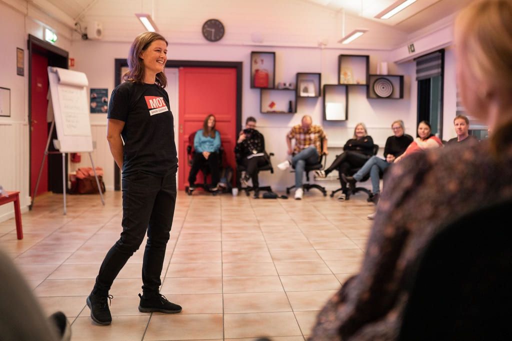 En medarbetare på MOT Norge håller kurs för andra vuxna.