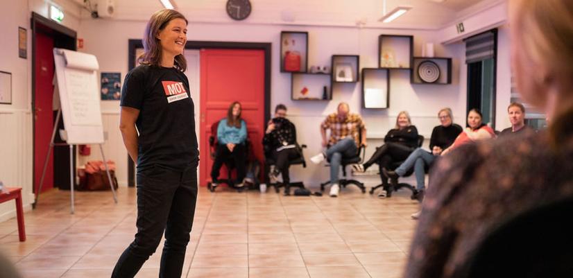 En medarbetare på MOT Norge håller kurs för andra vuxna.