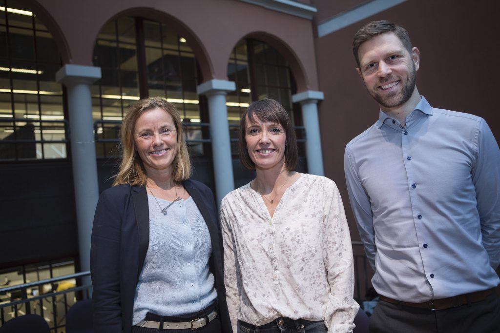 Fra venstre Inger Elise Iversen, Ida Svege og Jan-Ole Hesselberg på lansering av Tech, håp & kjærlighet. 