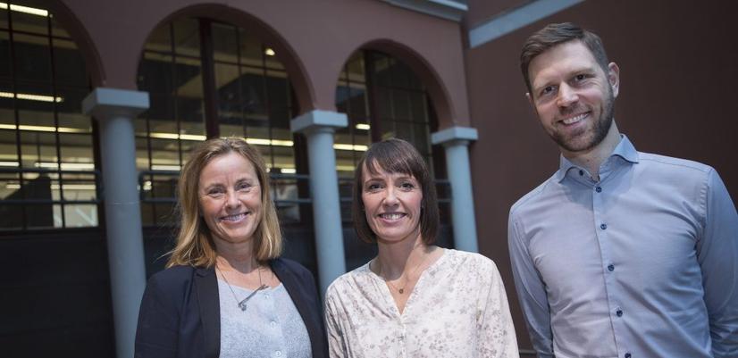 Inger Elise Iversen, verkställande direktör för Kavlifonden, tillsammans med programansvarig Jan-Ole Hesselberg och seniorrådgivare Ida Svege vid Kavlifondens program för hälsoforskning.