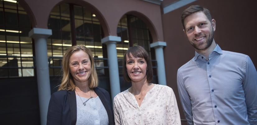 Fra venstre Inger Elise Iversen, Ida Svege og Jan-Ole Hesselberg på lansering av Tech, håp & kjærlighet.