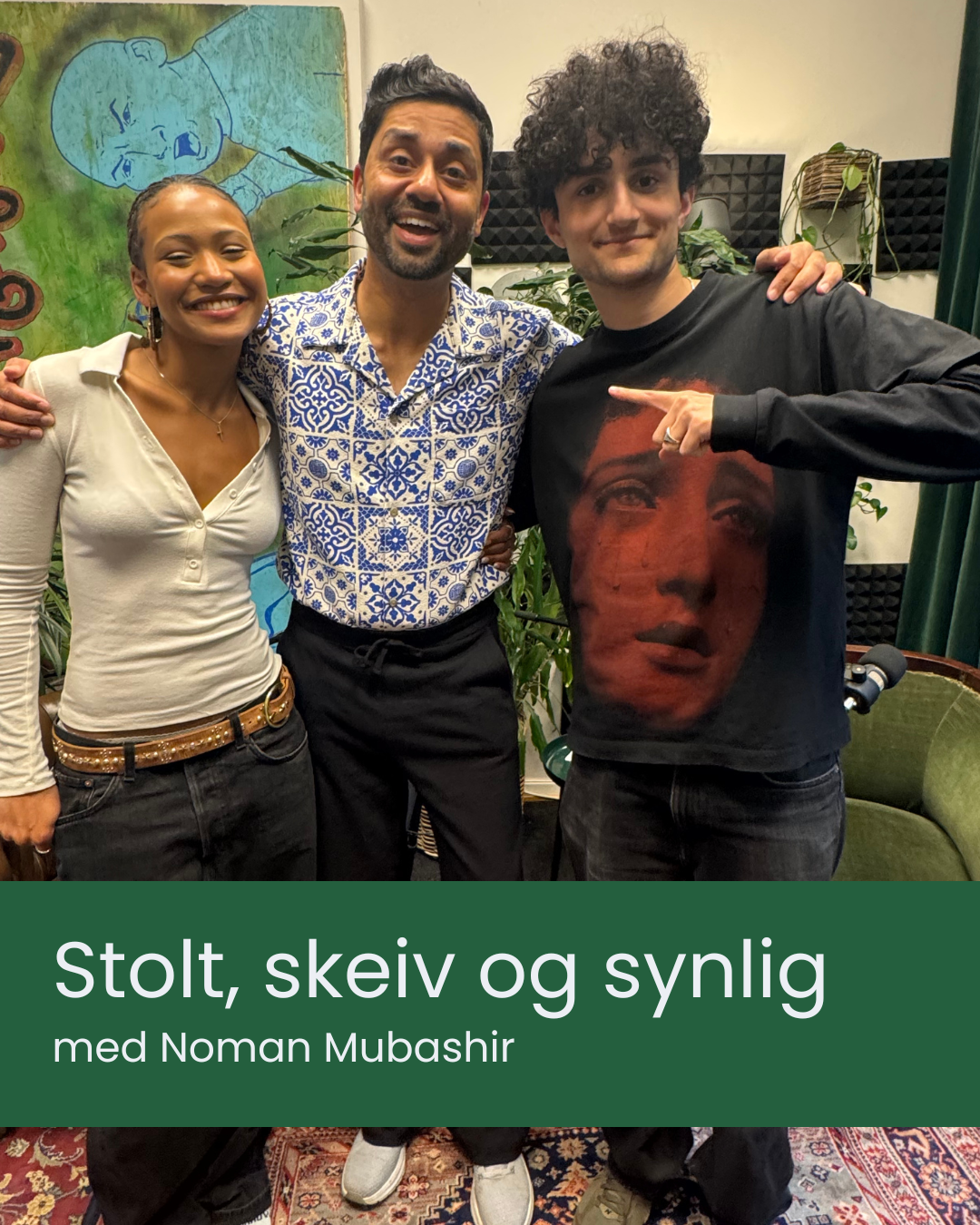 NRK journalist Noman Mubashir står mellom to ungdommer fra Jungeltelegrafen 