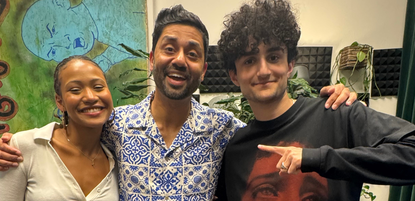 NRK journalist Noman Mubashir står mellom to ungdommer fra Jungeltelegrafen