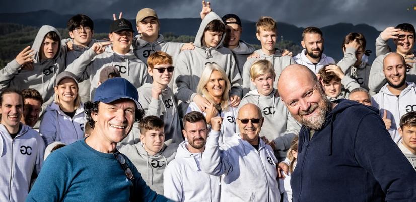 Gruppefoto av en stor gjeng med gutter, mentorer, øvrig læringsstab og filmskaperne Nils og Ronny, under læringscampen til Guttas Campus.