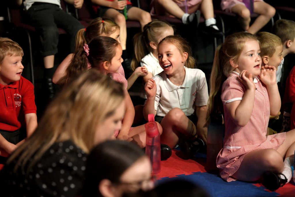 Bilde av de unge publikummerne under konserten The Big Sing. 