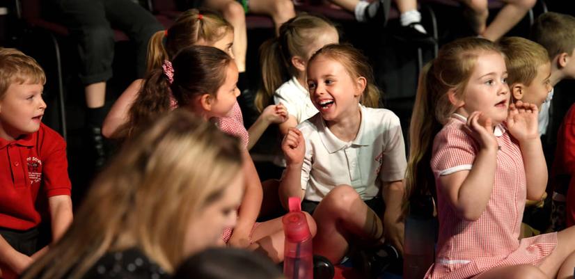 Bilde av de unge publikummerne under konserten The Big Sing.