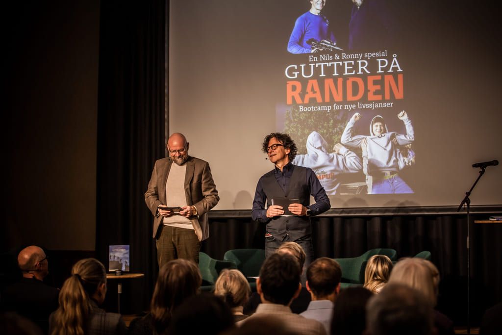 Nils og Ronny på scenen under lanseringsfesten og presentasjon av utdrag fra filmen.