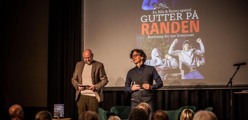Nils og Ronny på scenen under lanseringsfesten og presentasjon av utdrag fra filmen.