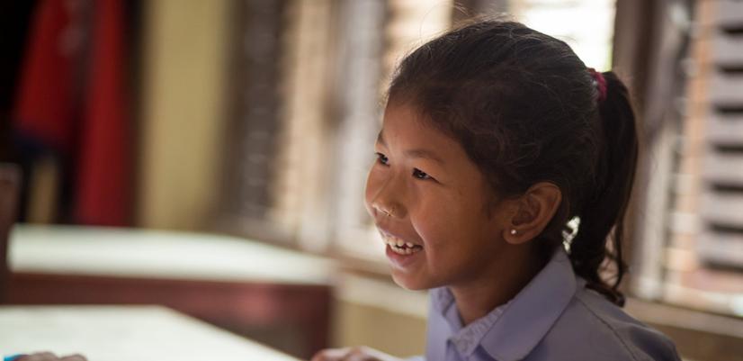 En ung flicka får stöd i lärandet