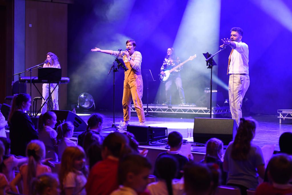 Fra konserten The Big Sing, hvor artistene på scenen og hele det unge publikummet synger sammen. 