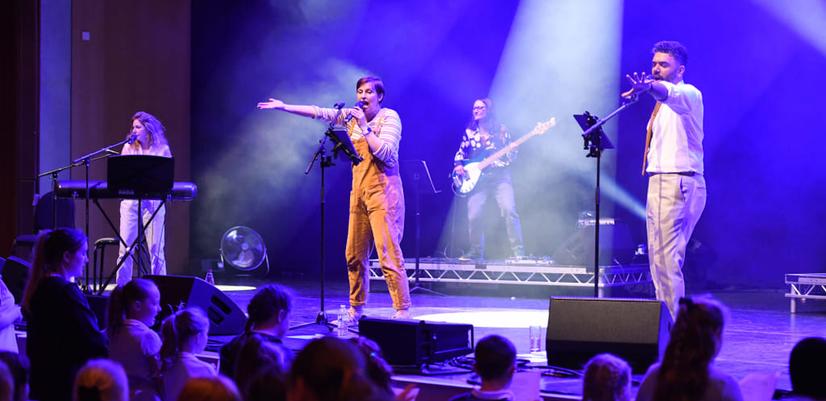 Fra konserten The Big Sing, hvor artistene på scenen og hele det unge publikummet synger sammen.
