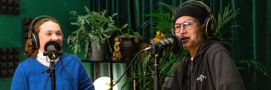Nora (16) og Ari (16) under innspilling av ungdomspodkasten Jungeltelegraf1