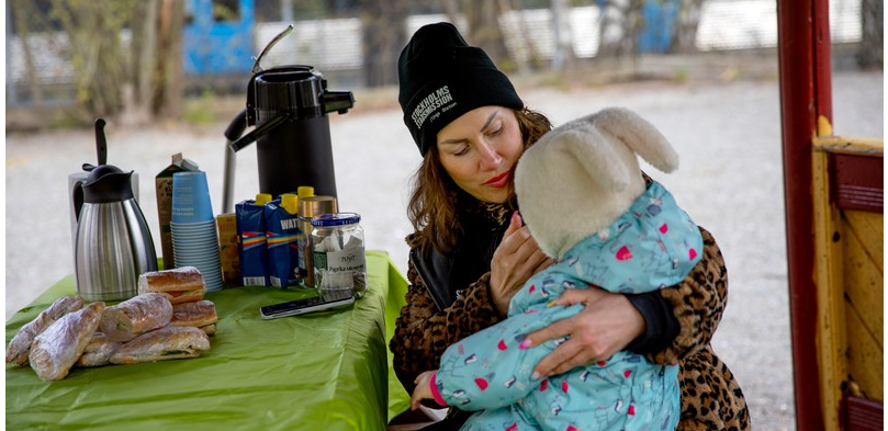En mor og hennes lille barn spiser et måltid hos Ung Stasjon