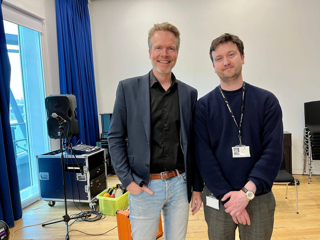 Kavlifondets Rune Mørland og musikklærer i The Glasshouse, Dean Moulding.