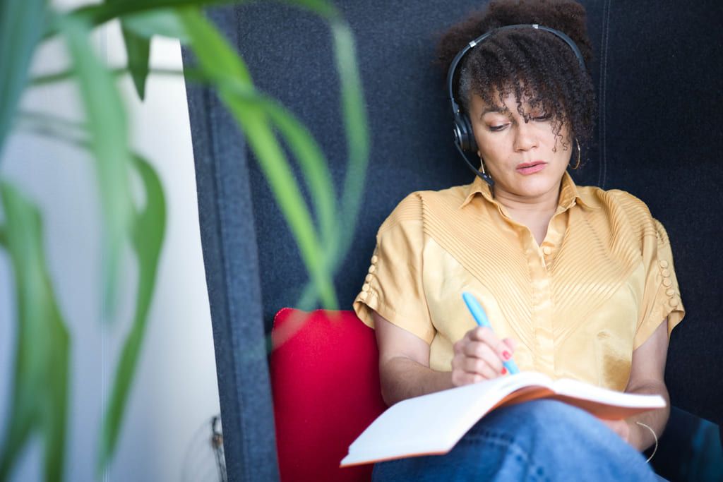 STÖD GENOM SAMTAL: Bris har stödlinjer både för barn och vuxna. Här är en Briskurator i samtal med en uppringare.