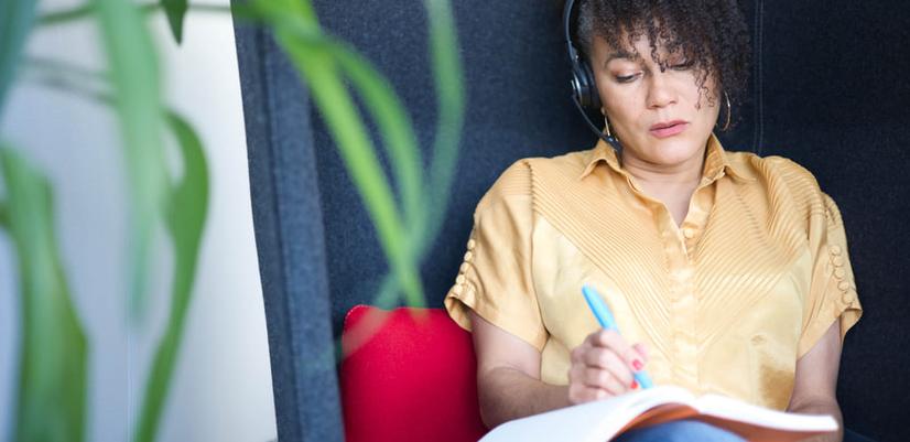 STÖD GENOM SAMTAL: Bris har stödlinjer både för barn och vuxna. Här är en Briskurator i samtal med en uppringare.