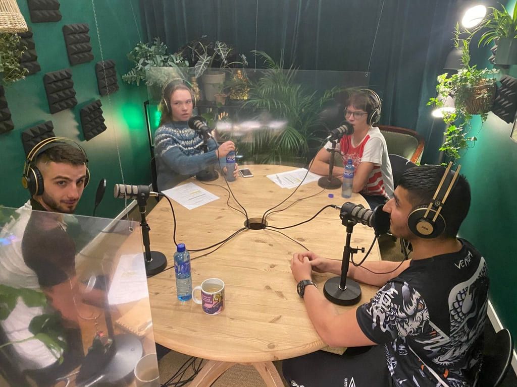 Inspelning av podcast tillsammans med Hassan och Yousef, om att vara ung på flykt från krig.