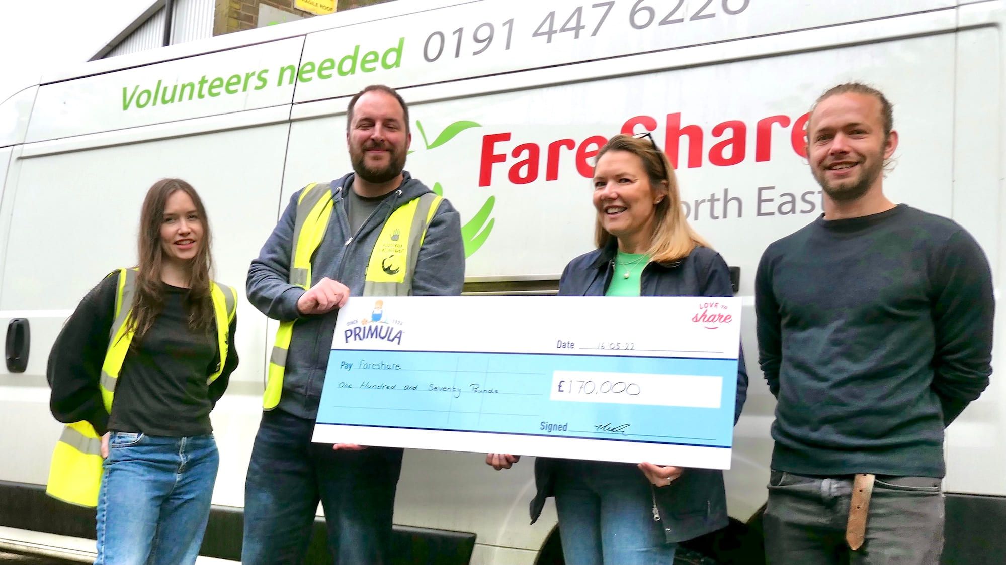 Overrekkelse av gavesjekk fra Kavlifondet til FareShare North East. 