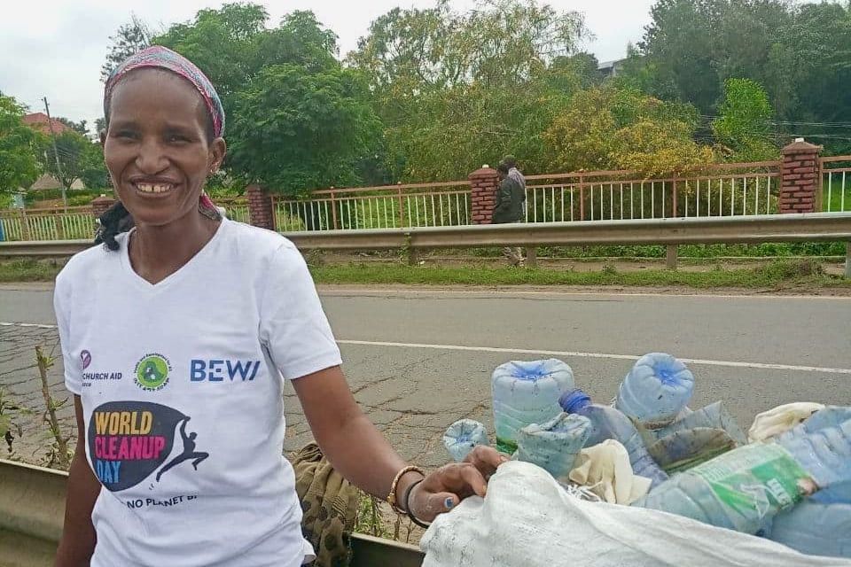 Zenebech Odiro på jobb for Waste for Value-prosjektet i Shashemene. Hun har samlet inn store mengder plastflasker.