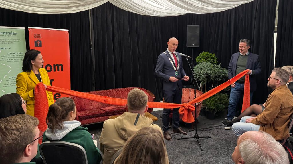 Sandnes kommunordförande Kenny Rettore håller tal innan han klipper bandet vid invigningen av produktionsköket.