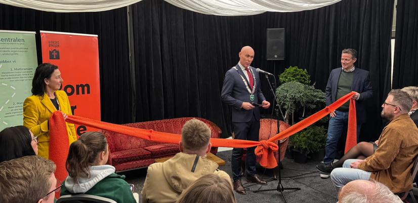 Sandnes kommunordförande Kenny Rettore håller tal innan han klipper bandet vid invigningen av produktionsköket.