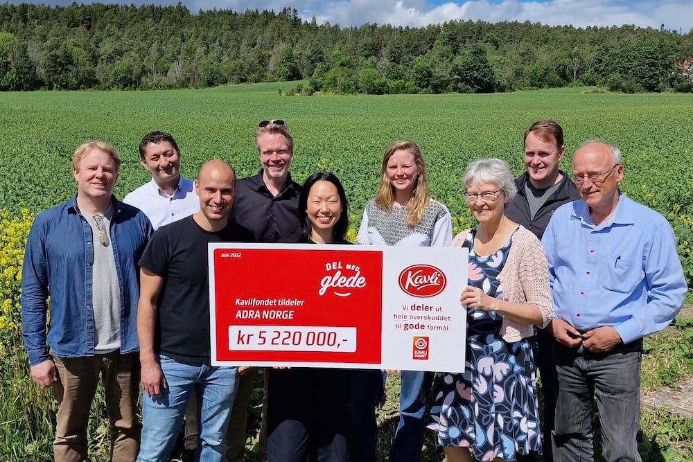 ADRA Norge och Kavlifonden vid gåvocheque-över­lämning.