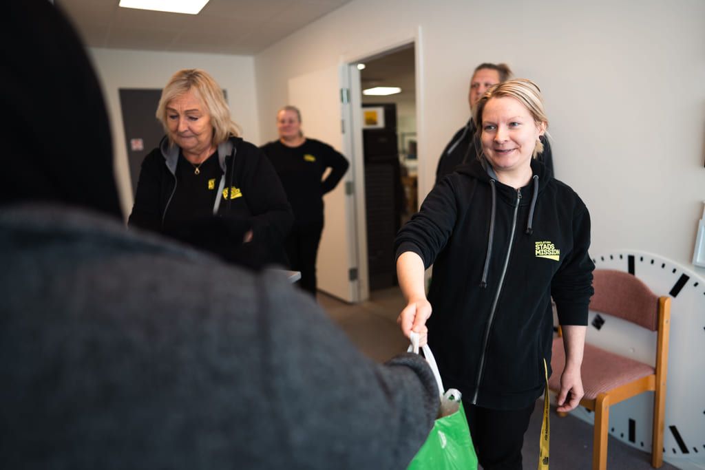 Utdelning av överskottsmat vid matcentralen i Eskilstuna.