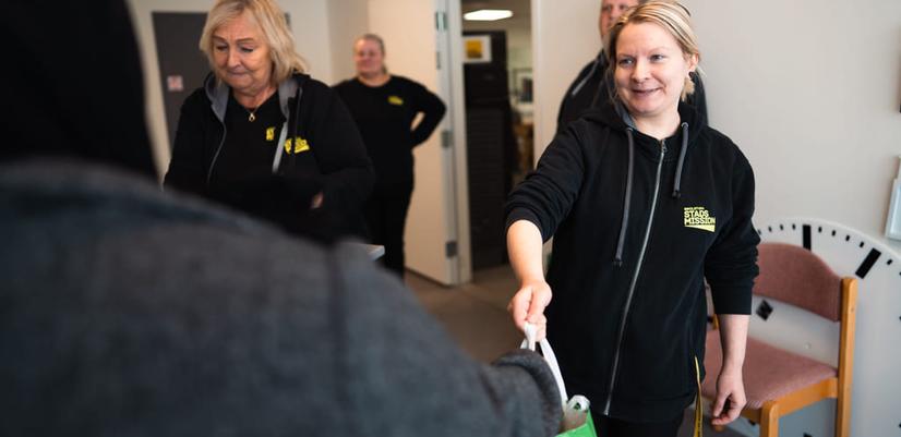 Utdelning av överskottsmat vid matcentralen i Eskilstuna.