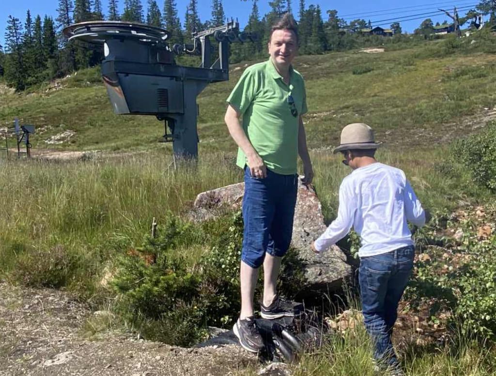 Vegard Mølstrevold sammen med sønnen Axel (7) på fjelltur en solskinnsdag.