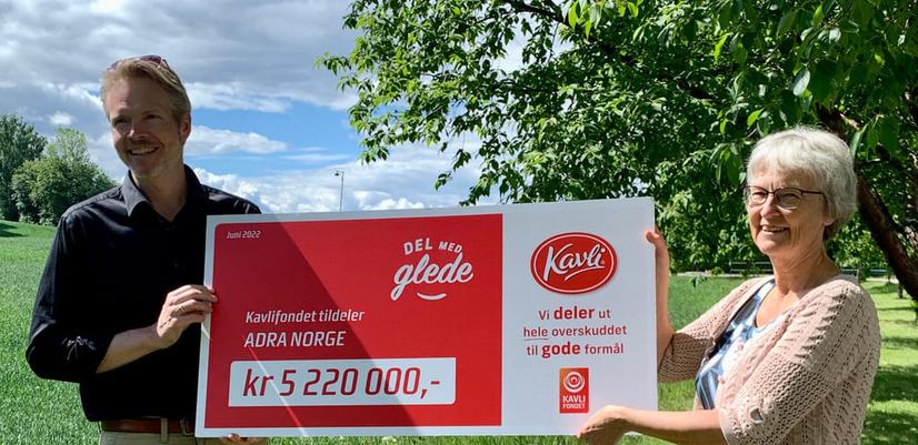 Rune Mørland from Kavli Trust and Adra Norway Country Director Birgit Philips holding the donation cheque.