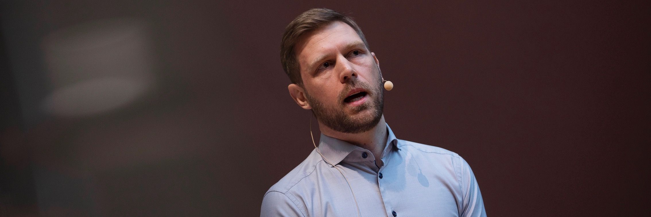 Jan-Ole Hesselberg i panelsamtale på lanseringsfrokost for podkasten.