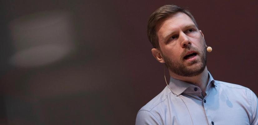 Jan-Ole Hesselberg i panelsamtale på lanseringsfrokost for podkasten.