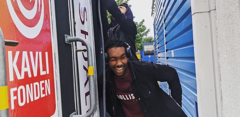 To tenåringsgutter foran vognen «Shark tank». Det er ungdommenes eget sted, som de har pusset opp selv og bruker som studio og aktivitetsrom.