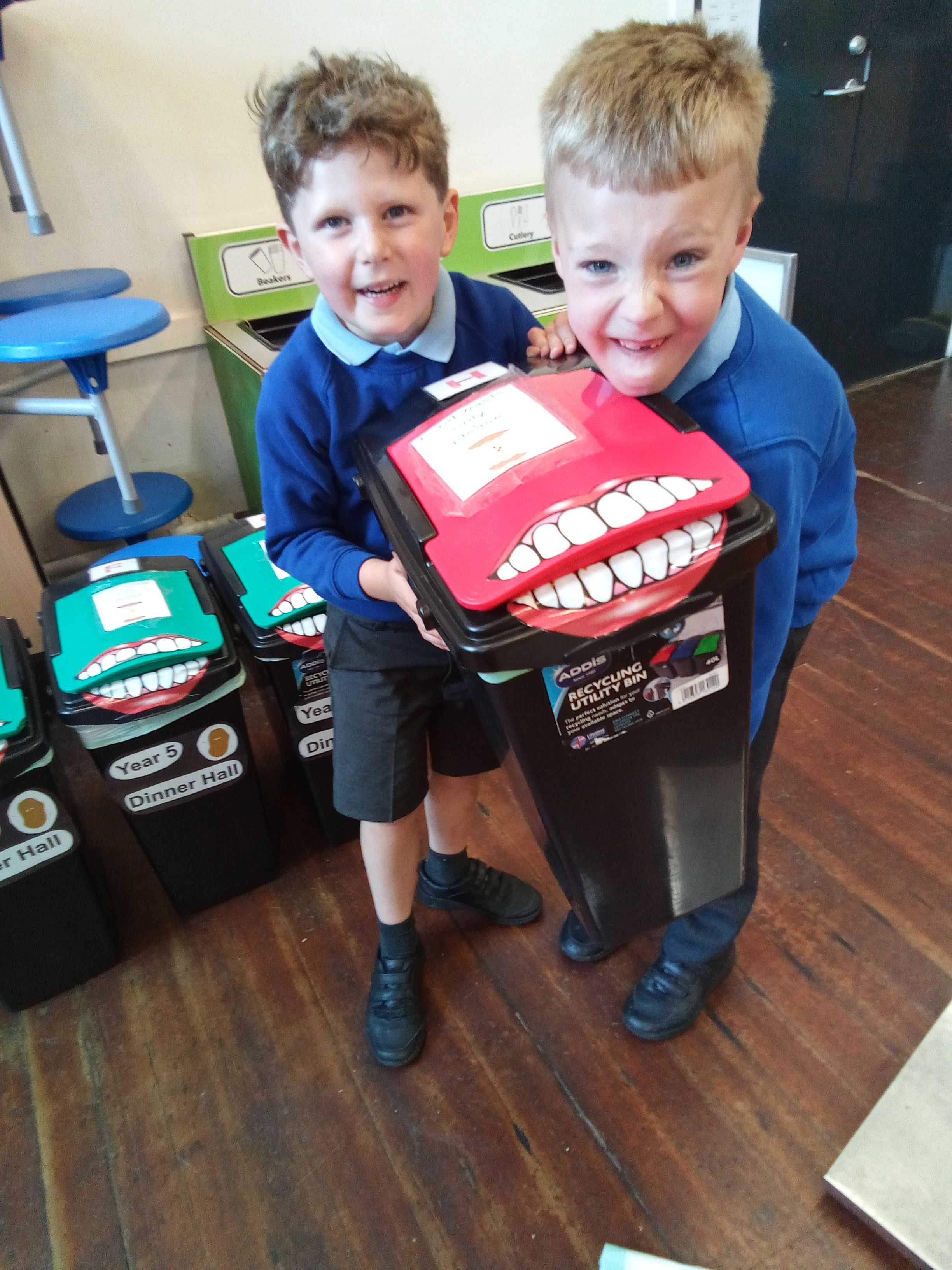 to gutter i skoleuniform som bærer mat