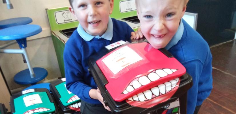 to gutter i skoleuniform som bærer mat