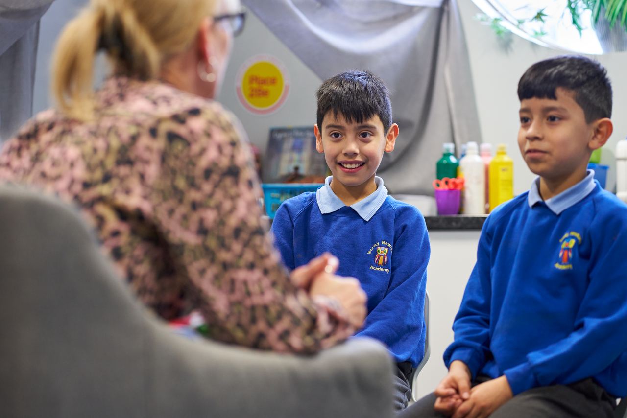 To elever deltar i Place2Be sitt skoleprogram