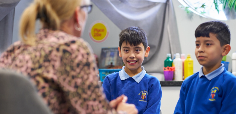 To elever deltar i Place2Be sitt skoleprogram