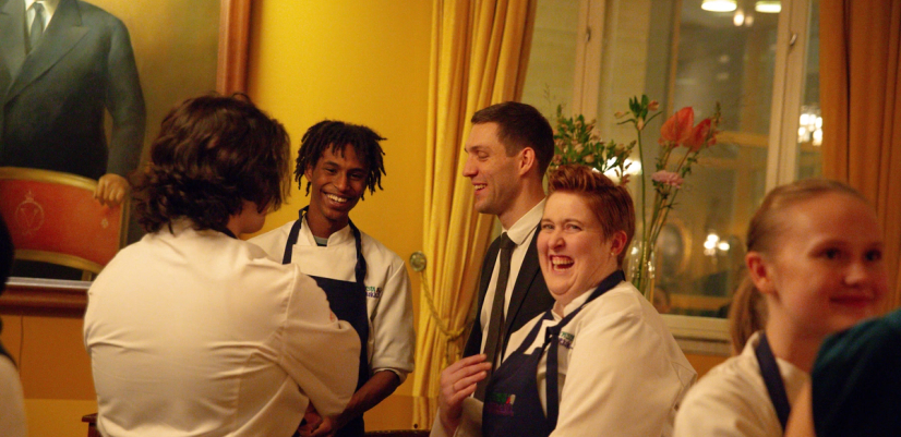 Leende unga kockar i samtal. Här är de på besök på det norska kungliga slottet, där de har lagat maten för tillfället.