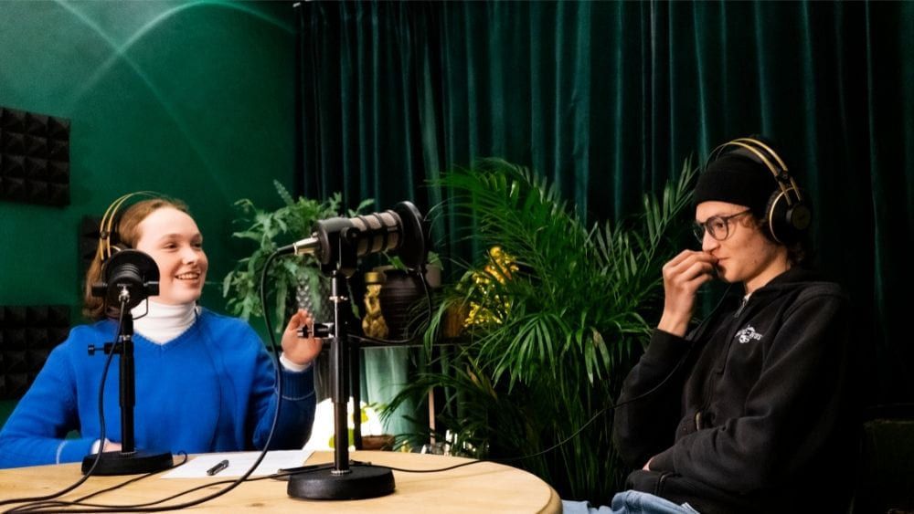 Programlederne Nora og Ari i studio