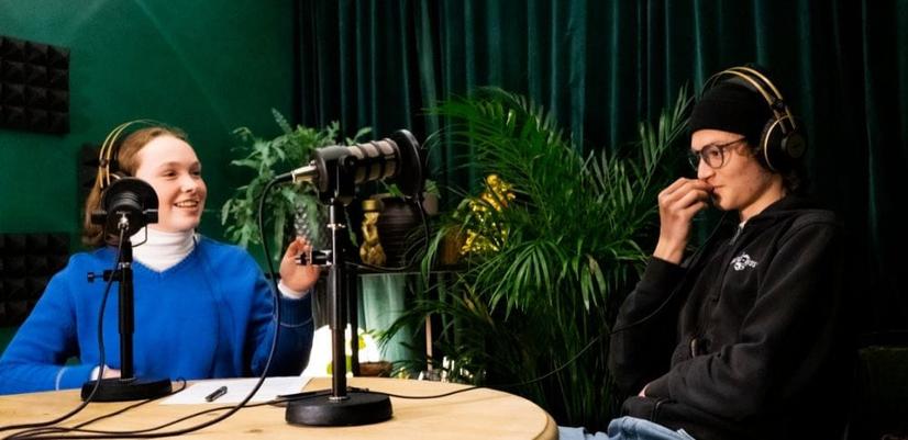 Programlederne Nora og Ari i studio