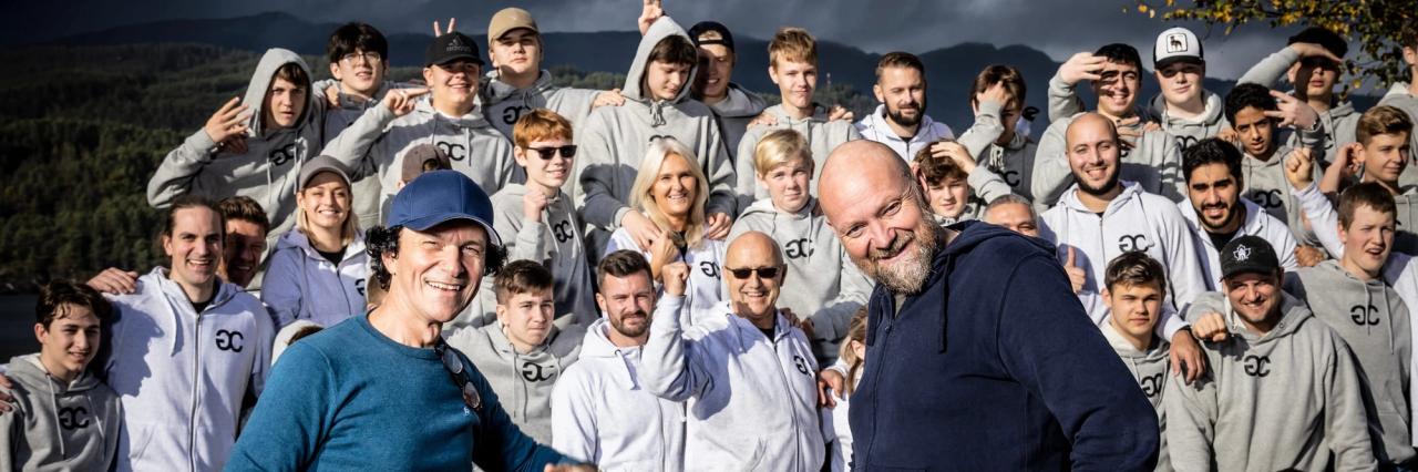 Filmskaperne sammen med guttene og staben fra læringscampen til Guttas Campus.