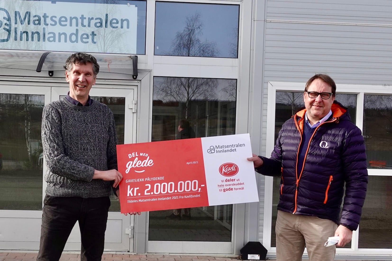 Cheque handover outside the new premises of Matsentralen Innlandet.