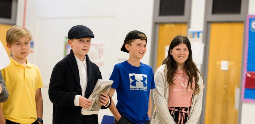 Elever deltar i et av Mortal Fools kreative programmer for livsmestring og psykisk helse, høsten 2023.