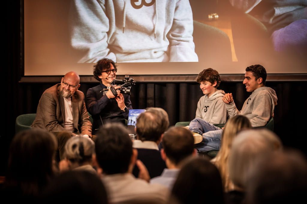 Nils Wærstad og Ronny Kristoffersen sammen med Alvar og Ado, to av guttene som medvirker i filmen på lanseringsfesten i januar.